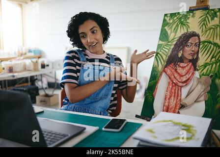 Peinture, appel vidéo et ordinateur portable avec femme et art en atelier pour présentation, concepteur et graphique. Illustration, peintre et communication Banque D'Images