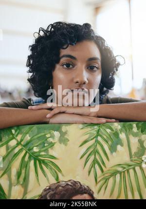 Portrait d'une jeune artiste, femme créative en studio de peinture à l'huile de toile et fière femme indienne par dessin abstrait. Atelier de peintre, graphique Banque D'Images
