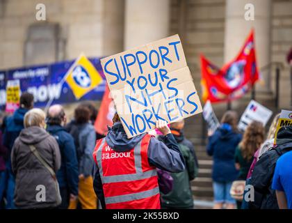 Les infirmières du ministère de la santé du Royaume-Uni font grève en raison de l'absence d'augmentation de salaire. Tenir des panneaux et des écriteaux exigeant une augmentation de salaire supérieure au taux d'inflation pour les travailleurs de la santé. Banque D'Images