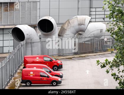 20.7.2022 Sheffield, Royaume-Uni poste Royal Mail ouvriers en grève avec des camionnettes garées sans livraison Banque D'Images