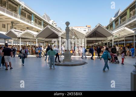 Intérieur du marché Bolhão - ' Mercado do Bolhão ' dans la ville de Porto, la réouverture en septembre 2022 du marché après travaux d'amélioration. Banque D'Images