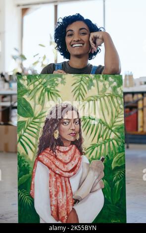 Art, portrait et femme avec fierté dans sa peinture tout en travaillant dans un studio créatif. Artiste, designer ou peintre indien heureux tout en aquarelle Banque D'Images