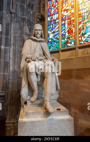 Statue de Humphrey Chetham patron de l'école et de la bibliothèque de Chethams à Manchester, Angleterre. Banque D'Images