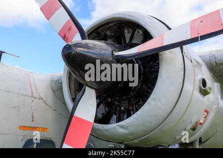 Carlisle, Angleterre, 16 septembre 2022 : gros plan et anciens hélices et moteur radial de et ancien avion au musée de l'aviation de Solway à Carlisl Banque D'Images