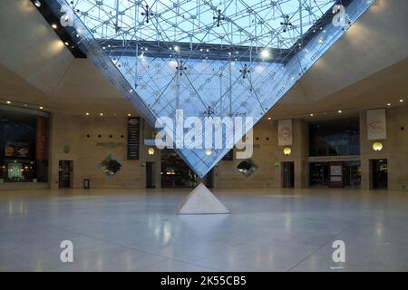 PARIS, FRANCE 13 MAI 2015: La pyramide inversée sous la région du carrousel est incluse dans la composition architecturale des cinq pyramides 'Grand Louv Banque D'Images