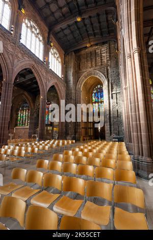 Place assise dans la nef de la cathédrale de Manchester, ville de Manchester, Angleterre. Banque D'Images