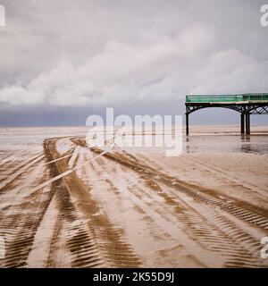 Pistes pour véhicules sur la plage de St Annes, en face de la jetée en bord de mer Banque D'Images