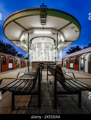 Aube à l'emblématique station de métro West Hampstead dans le nord-ouest de Londres. Banque D'Images