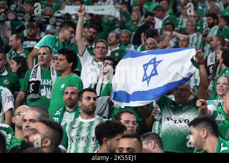 Turin, Italie. 5 octobre 2022, supporters de Maccabi Haifa, est vu lors du match H de la Ligue des champions de l'UEFA entre Juventus et le FC Maccabi Haifa au stade Allianz sur 5 octobre 2022 à Turin, en Italie. Banque D'Images