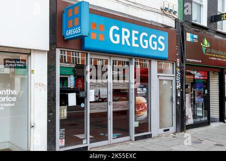 Une succursale de la boulangerie Greggs à Camden Town, Londres, Royaume-Uni Banque D'Images