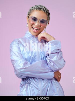 Femme noire, mode et lunettes de soleil en veste sur fond violet en studio mockup espace publicité et marketing. Gen z fille, heureux et modèle avec Banque D'Images