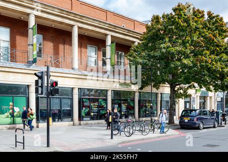 Supermarché Waitrose sur Holloway Road, dans la zone Nag's Head d'Islington, Londres, Royaume-Uni Banque D'Images