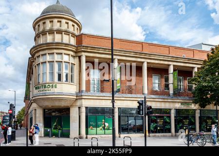 Supermarché Waitrose sur Holloway Road, dans la zone Nag's Head d'Islington, Londres, Royaume-Uni Banque D'Images