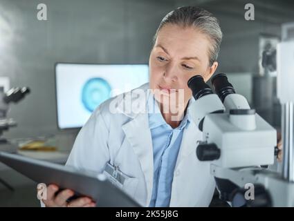 Une femme de laboratoire, un microscope ou un comprimé en recherche scientifique, en innovation dans le domaine des soins de santé au Canada ou dans le cadre d'une future étude sur les vaccins. Scientifique mature, adn Banque D'Images