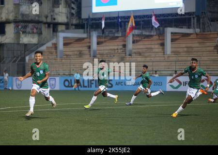 Ravie Bangladesh les moins de 17 joueurs courraient vers la foule au stade Birshrestha Shaheed Mostafa Kamal après un déversement du gardien de but de Singapour I Banque D'Images