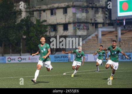 Ravie Bangladesh les moins de 17 joueurs courraient vers la foule au stade Birshrestha Shaheed Mostafa Kamal après un déversement du gardien de but de Singapour I Banque D'Images