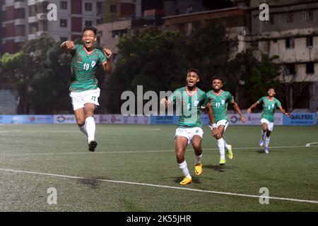 Ravie Bangladesh les moins de 17 joueurs courraient vers la foule au stade Birshrestha Shaheed Mostafa Kamal après un déversement du gardien de but de Singapour I Banque D'Images