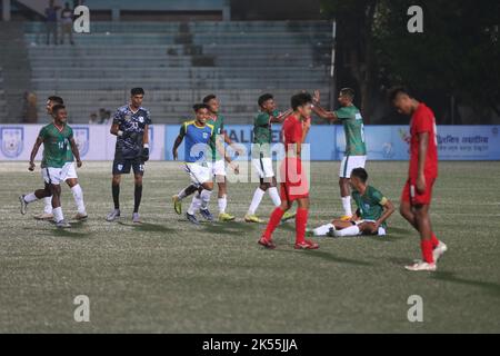 Ravie Bangladesh les moins de 17 joueurs courraient vers la foule au stade Birshrestha Shaheed Mostafa Kamal après un déversement du gardien de but de Singapour I Banque D'Images