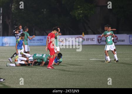Ravie Bangladesh les moins de 17 joueurs courraient vers la foule au stade Birshrestha Shaheed Mostafa Kamal après un déversement du gardien de but de Singapour I Banque D'Images