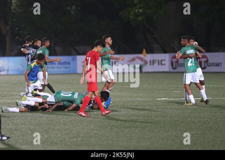 Ravie Bangladesh les moins de 17 joueurs courraient vers la foule au stade Birshrestha Shaheed Mostafa Kamal après un déversement du gardien de but de Singapour I Banque D'Images