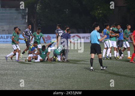 Ravie Bangladesh les moins de 17 joueurs courraient vers la foule au stade Birshrestha Shaheed Mostafa Kamal après un déversement du gardien de but de Singapour I Banque D'Images