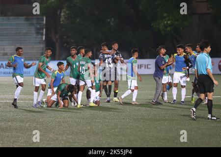 Ravie Bangladesh les moins de 17 joueurs courraient vers la foule au stade Birshrestha Shaheed Mostafa Kamal après un déversement du gardien de but de Singapour I Banque D'Images