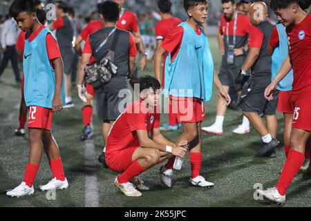 Ravie Bangladesh les moins de 17 joueurs courraient vers la foule au stade Birshrestha Shaheed Mostafa Kamal après un déversement du gardien de but de Singapour I Banque D'Images