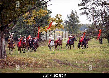 Histoire vivante : reconstitution d'une bataille de 17th siècles, attaque de hussars montés Banque D'Images