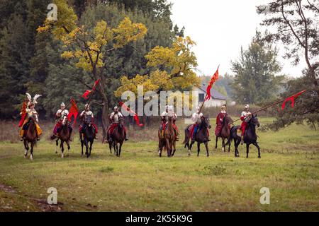 Histoire vivante : reconstitution d'une bataille de 17th siècles, attaque de hussars montés Banque D'Images