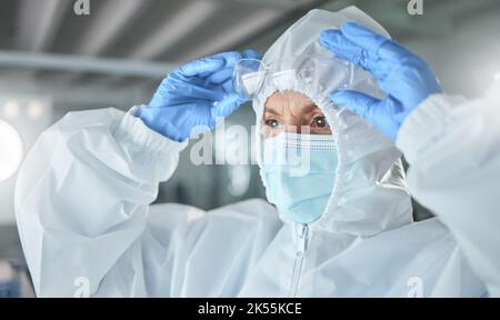 Covid, scientifique ppe et scientifique de l'innovation avec lunettes et masque de sécurité pour la recherche en laboratoire, l'enquête de conformité du virus corona ou le test Banque D'Images