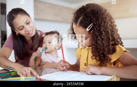 Les devoirs, l'apprentissage et la mère aident son enfant à travailler à l'école dans un carnet à la maison. Enfant et maman faisant la planification créative pour l'éducation Banque D'Images