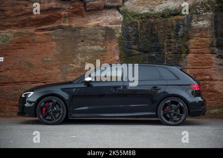 A Panther Black 2018 Audi RS3 à hayon avec jantes en alliage diamant et étriers de frein RS rouges Banque D'Images