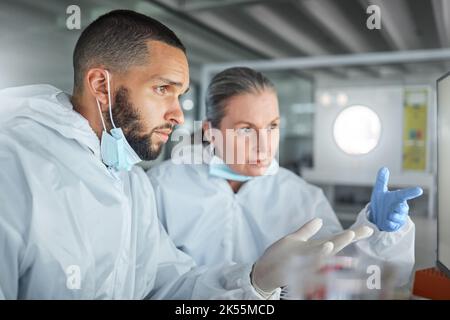 Laboratoire, travail d'équipe et mains avec un travailleur scientifique en collaboration sur un écran de pc. Scientifique, concentration et recherche dans la discussion pour parler des données Banque D'Images