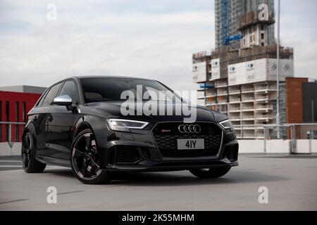 A Panther Black 2018 Audi RS3 à hayon avec jantes en alliage diamant et étriers de frein RS rouges Banque D'Images