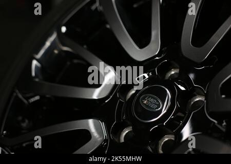 La roue avant en alliage à découpe au diamant d'Un Range Rover SV Autobiography sur Un modèle 2019 avec enjoliveur argent Banque D'Images