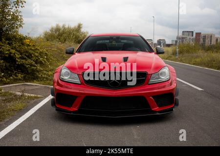 L'avant d'Une Mercedes Benz 2012 rouge C63 AMG Black Series W204 lors D'Une journée de grande couverture à Manchester Banque D'Images
