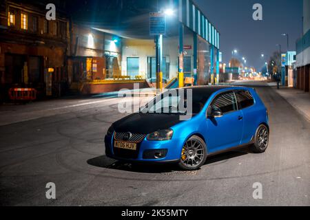 Un Golf GTI 2006 de Volkswagen recouvert de vinyle bleu satiné avec roues en alliage BBS de rechange gris foncé et étriers de frein jaunes Banque D'Images