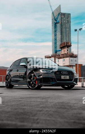 A Panther Black 2018 Audi RS3 à hayon avec jantes en alliage diamant et étriers de frein RS rouges Banque D'Images