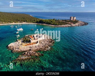 Une vue aérienne de la forteresse de Mamula sur une île rocheuse avec la forteresse d'Arza en arrière-plan Banque D'Images