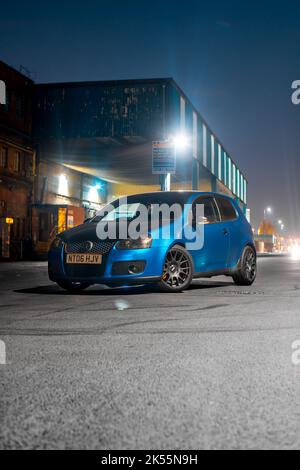 Un Golf GTI 2006 de Volkswagen recouvert de vinyle bleu satiné avec roues en alliage BBS de rechange gris foncé et étriers de frein jaunes Banque D'Images