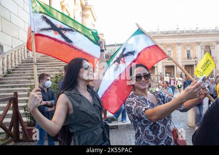 Rome, Italie. 5th octobre 2022. Sit-in organisé à Rome par Amnesty International Italia en solidarité avec les femmes iraniennes (Credit image: © Matteo Nardone/Pacific Press via ZUMA Press Wire) Banque D'Images