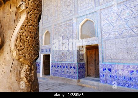 Khiva Ouzbékistan - carreaux bleus ornés et piliers en bois sculpté à l'intérieur du palais fortifié Kunya Ark construit en 1686 Banque D'Images