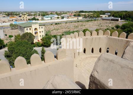 Khiva Ouzbékistan - vue sur un grand terrain de construction le long des murs du palais fortifié Kunya Ark en août 2022 Banque D'Images