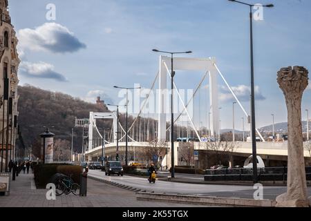 Photo d'un panorama du centre-ville de Budapest avec un foyer sur Erzsebet HID. Le pont Elisabeth est le troisième pont le plus récent de Budapest, Hongrie, c Banque D'Images