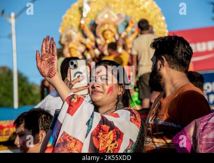 Kolkata, Bengale occidental, Inde. 6th octobre 2022. Différents moments d'immersion de la déesse Durga à Nimtala Ghat sur la rive Ganga de Kolkata, Bengale occidental. (Credit image: © Amlan Biswas/Pacific Press via ZUMA Press Wire) Banque D'Images