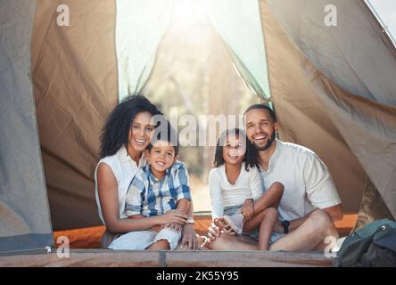 Tente de camping, nature et parents en vacances dans la forêt de l'Australie pour voyage aventure pendant l'été. Enfants heureux avec mère et père Banque D'Images