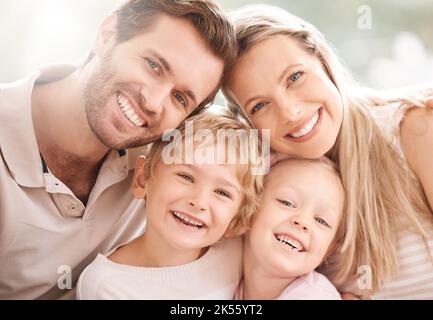 Bonne famille dans un portrait ensemble pour l'été, le bien-être en plein air et les vacances avec la mère, le père et les enfants. L'amour, le soin et le sourire face des gens ou Banque D'Images