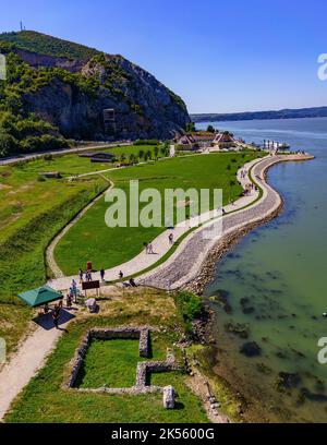 Une vue aérienne des personnes marchant dans le parc au bord du Danube et de la forteresse de Golubac en Serbie Banque D'Images