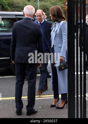 Le prince et la princesse de Galles sont accueillis par le Dr Philip McGarry, sous-lieutenant de l'arrondissement de Belfast, lors d'une visite à PIPS suicide Prevention (PIPS Charity) À Belfast, qui travaille dans toutes les communautés de la ville et de toute l'Irlande du Nord pour fournir un soutien de crise aux personnes à risque de suicide et d'automutilation, dans le cadre de la visite royale en Irlande du Nord. Date de la photo: Jeudi 6 octobre 2022. Banque D'Images