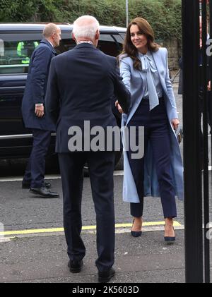 Le prince et la princesse de Galles sont accueillis par le Dr Philip McGarry, sous-lieutenant de l'arrondissement de Belfast, lors d'une visite à PIPS suicide Prevention (PIPS Charity) À Belfast, qui travaille dans toutes les communautés de la ville et de toute l'Irlande du Nord pour fournir un soutien de crise aux personnes à risque de suicide et d'automutilation, dans le cadre de la visite royale en Irlande du Nord. Date de la photo: Jeudi 6 octobre 2022. Banque D'Images